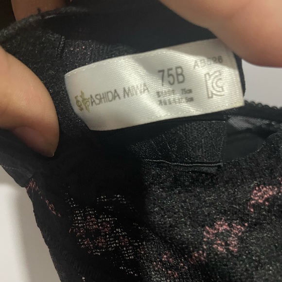 New Bra and panty set. Bra size 34B ( euro 75B) panty size Small(90). - Picture 8 of 9